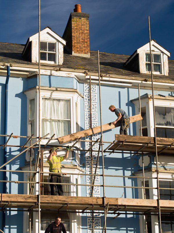 Roofers Tunbridge Wells – Mastercraft Roofing Roofer working on a roof repair in the Tunbridge Wells area, Kent